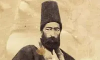 «خطاط مشهور دوران قاجار» در کنار یکی از نوشته‌هایش