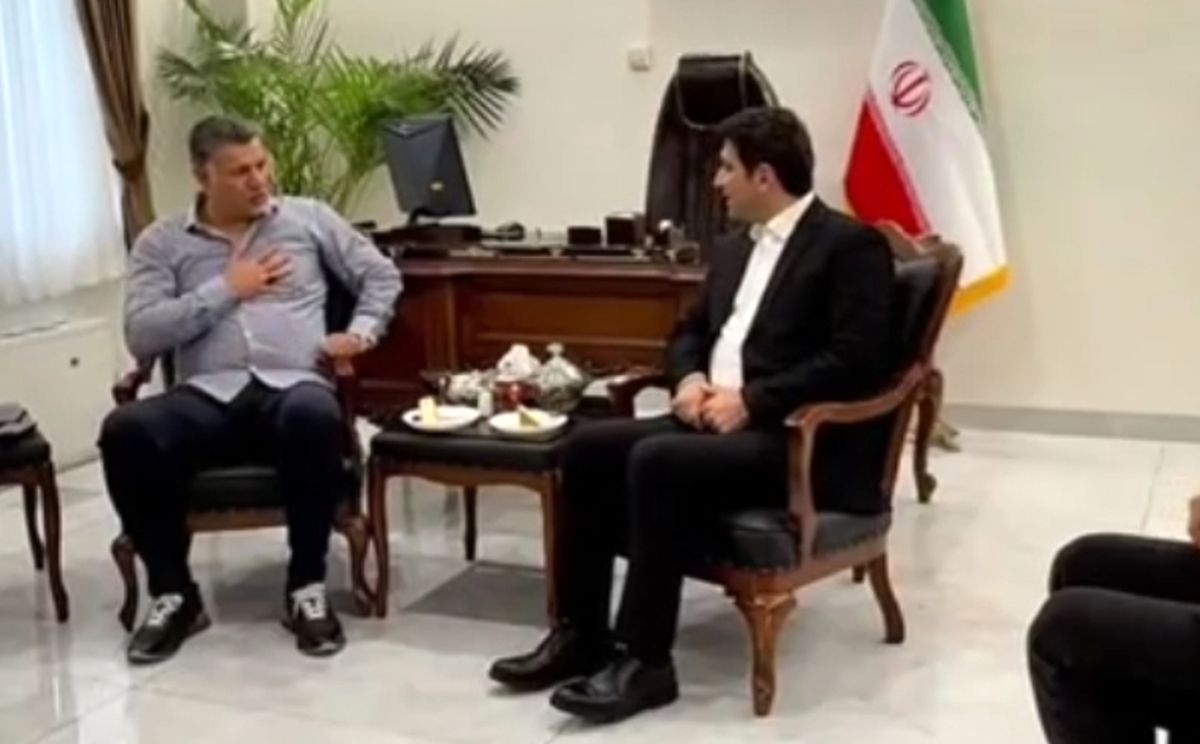   دیدار صمیمانه علی دایی با یک مقام دولتی 