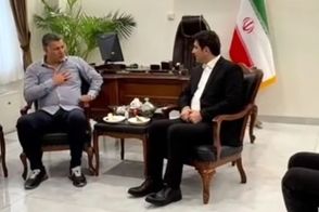 دیدار صمیمانه علی دایی با یک مقام دولتی 