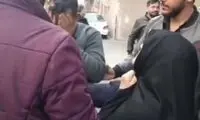  لحظه کتک‌کاری زن ۷۲ ساله با زورگیران طلاهایش