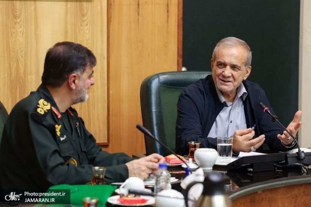 ویدئویی از حضور سرزده پزشکیان در ستاد فراجا