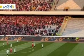 درگیری ترسناک هواداران پرسپولیس و تراکتور، باعث توقف بازی شد