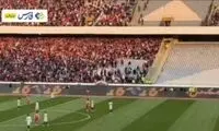 درگیری ترسناک هواداران پرسپولیس و تراکتور، باعث توقف بازی شد