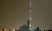 لحظه ترسناک برخورد صاعقه به زمین در مشهد 