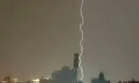 لحظه ترسناک برخورد صاعقه به زمین در مشهد 