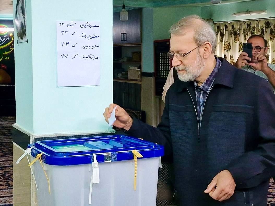 تصاویر متفاوتی که از محل رای دادن لاریجانی منتشر شد 