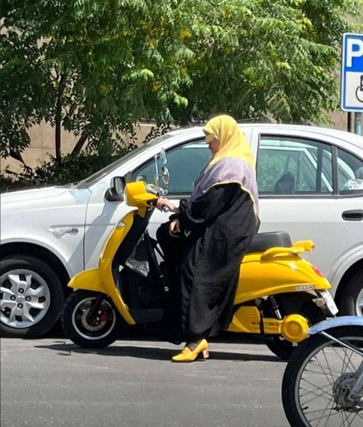 موافقت صدور گواهینامه موتورسیکلت برای بانوان