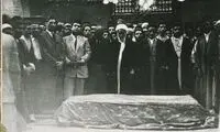 عکس زیرخاکی از نماز بر پیکر «ملکه جهان خانم» 