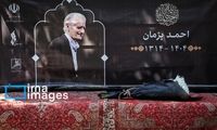 تصاویری از چهره‌های مشهور در خاکسپاری احمد پژمان