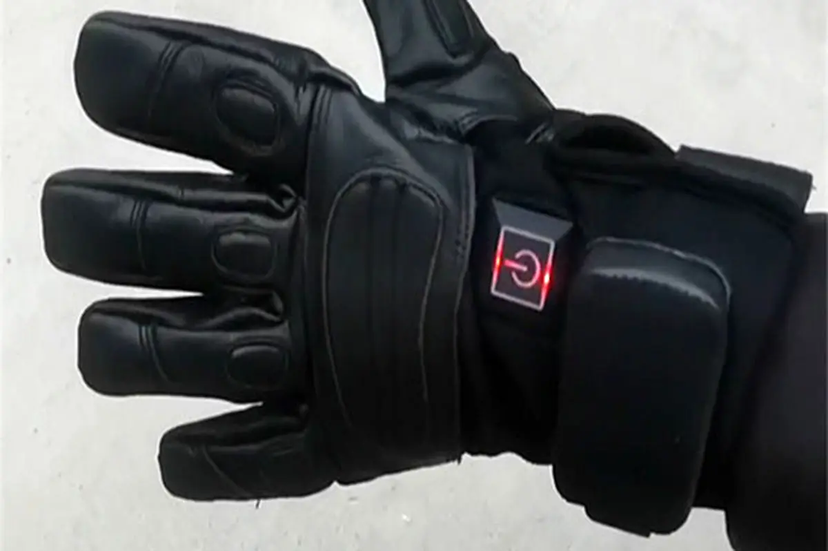 وزیر امنیت داوطلبانه شوک الکتریکی را تجربه کرد!