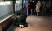 قابی از مهربان‌ترین دختر بندرعباسی، نشسته در خیابان