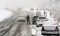 برف سنگین مردم را در این جاده گرفتار کرد