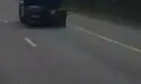 رانندگی احمقانه یک راننده تریلی با تایر عجیب!