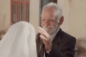 جشن سالگرد ازدواج بامزه یک زوج مسن ایرانی در خانه