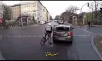 برخورد دوچرخه سوار با خودرو سواری حین گردش به راست