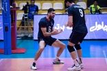 «ستاره بزرگ والیبال ایران» همسرش را در کنار زمین به آغوش کشید