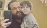 دختر هومن سیدی، در حال بوسیدن او