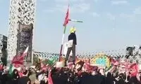 اعدام نمادین ترامپ در تشییع پیکر رهبر شهید
