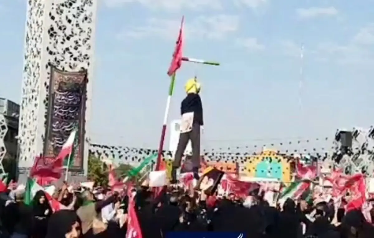 اعدام نمادین ترامپ در تشییع پیکر رهبر شهید