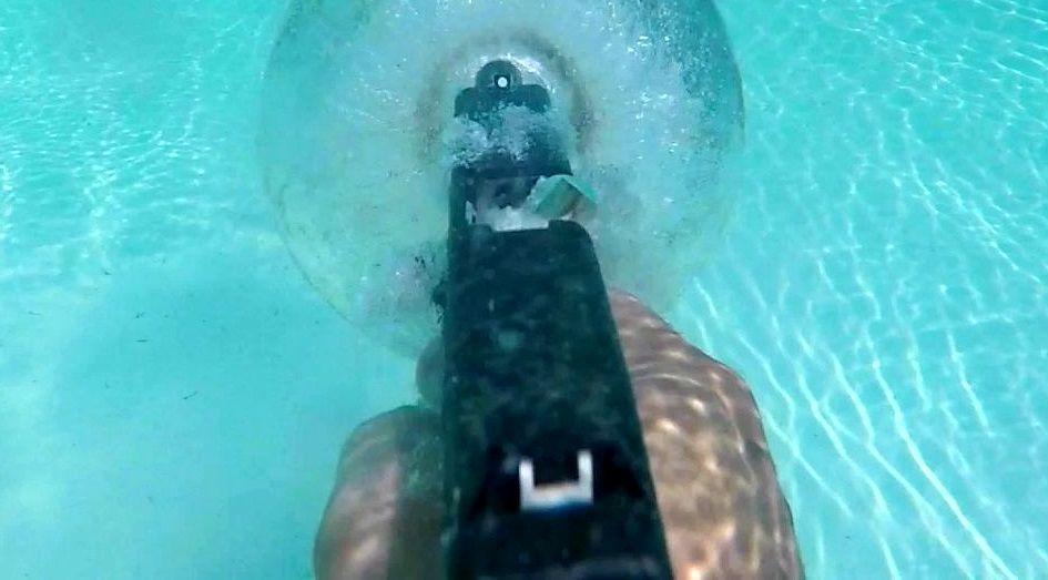 اگر زیر آب با کُلت شلیک کنید، چه اتفاقی می افتد؟