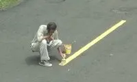 هنرمندی که خط‌های خیابان را پررنگ می کند!
