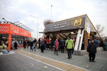 انتقاد روزنامه دانشگاه آزاد از حجاب بانهای مترو تئاتر شهر