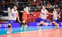 ۲ بازیکن والیبال زنان، پسر از آب در آمدند! 