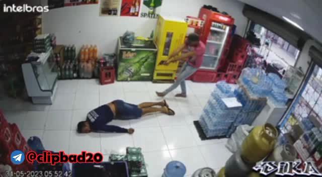 تصاویر دلخراش از تیراندازی به فروشنده سوپرمارکت 
