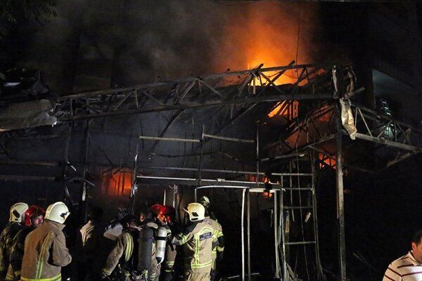 اولین تصاویر از آتش‌سوزی شدید امشب در تهران 