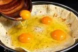 طرز تهیه صبحانه فوری با تخم‌مرغ و نان ترتیلا 