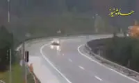 سقوط وحشتناک یک ۱۸چرخ به ته دره در یک جاده بارانی
