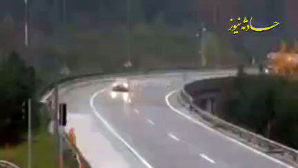 سقوط وحشتناک یک ۱۸چرخ به ته دره در یک جاده بارانی