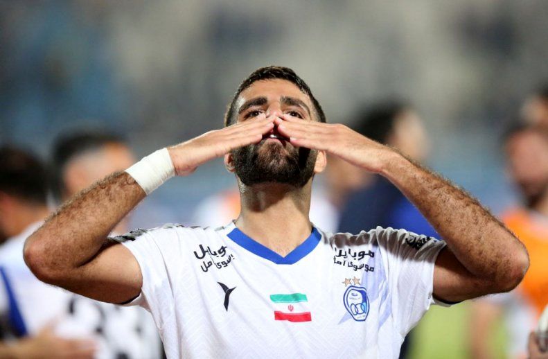 مدافع استقلال و حضور در جمع پرسپولیسی‌های جنجالی