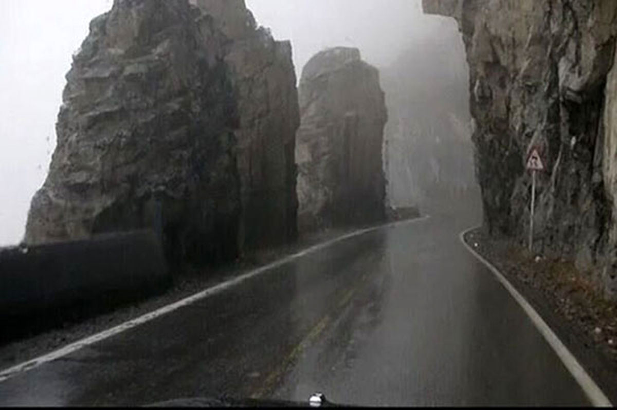 لحظه تصادف پژو پارس به‌خاطر لیز بودن جاده چالوس