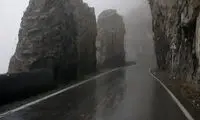 لحظه تصادف پژو پارس به‌خاطر لیز بودن جاده چالوس