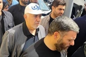 ظربف با کلاه ایران در مراسم بدرقه شهدای جنگ