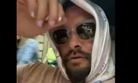 گردش بازیگر مرد مشهور با روسری در ایتالیا