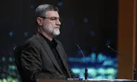 تیپ متفاوت قاضی‌زاده در یک بنر با لباس آستین کوتاه