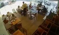 ویدیویی از ورود غیرمنتظره یک خودرو به رستوران