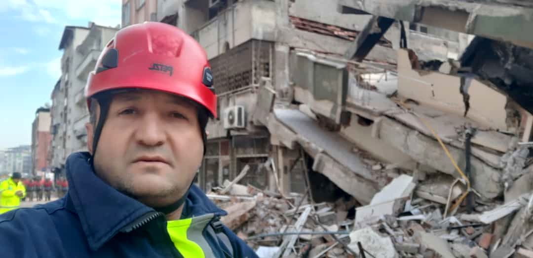 یک ایرانی که النگوی زنش را برای زلزله ترکیه، فروخت
