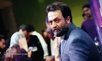 مصطفی زمانی تاج گل‌های مزار همایون ارشادی را پرپر کرد