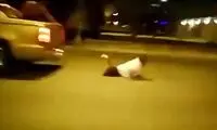 لحظه افتادن یک مرد از پشت ماشین درحال حرکت