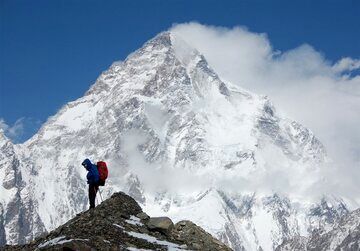 صعود نخستین مرد ایرانی به مرتفع‌ترین قله قطب جنوب