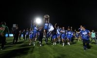 کل لیگ برای تبریک به استقلال صف بستند