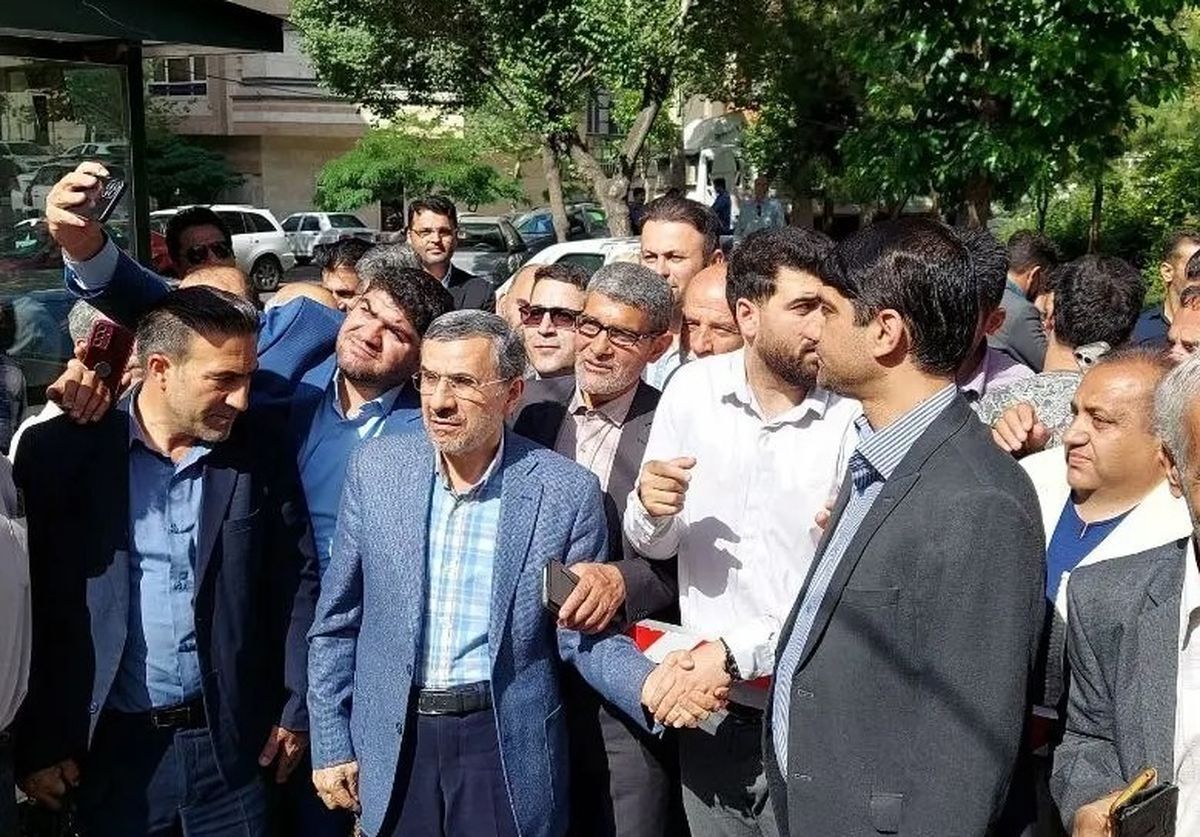 شوخی منشوری محمود احمدی‌نژاد با خبرنگاران 