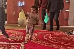 اهدای قلک یک کودک کشمیری به آسیب‌دیدگان جنگ در ایران