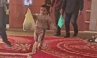 اهدای قلک یک کودک کشمیری به آسیب‌دیدگان جنگ در ایران