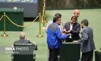 حرکت عجیب یک نماینده در صحن علنی مجلس