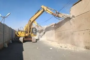 لحظه فرو ریختن برجک زندان رجایی‌شهر در چند ثانیه!