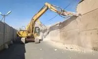لحظه فرو ریختن برجک زندان رجایی‌شهر در چند ثانیه!